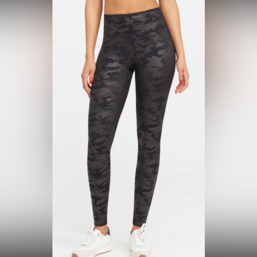 Spanx Women’s Black Metallic Camo Leggings Size Medium Great Condition